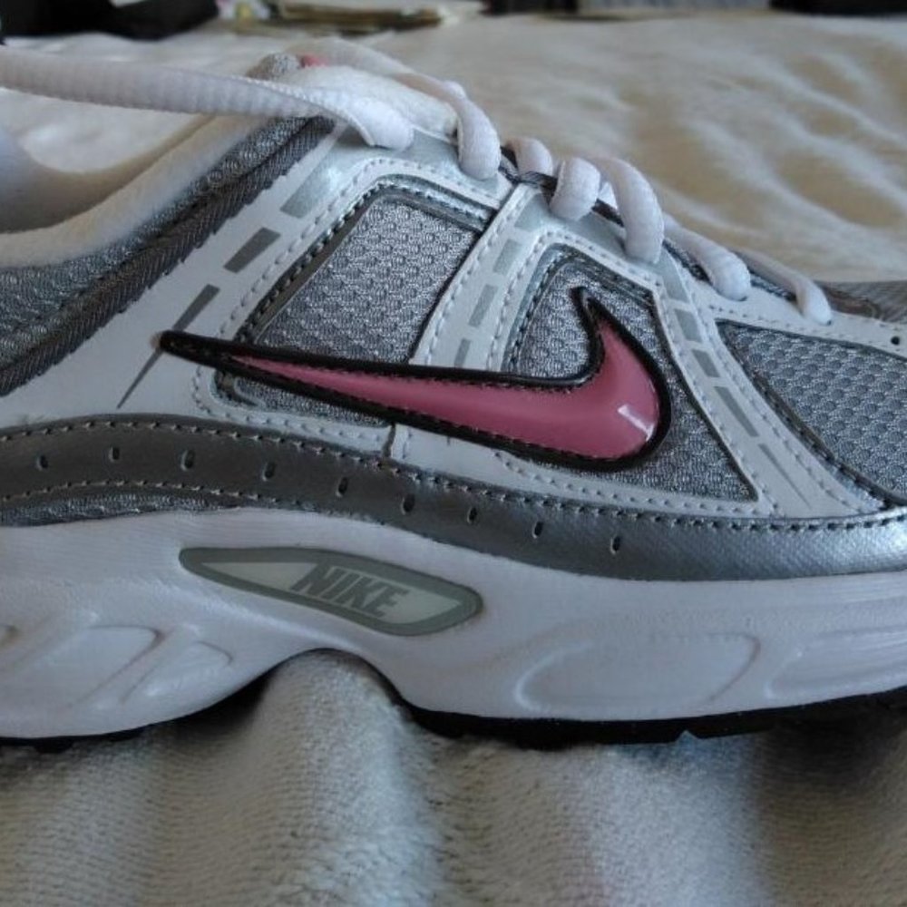 Women's Nike Compete 2 Gray Pink Sneakers Size 7 US